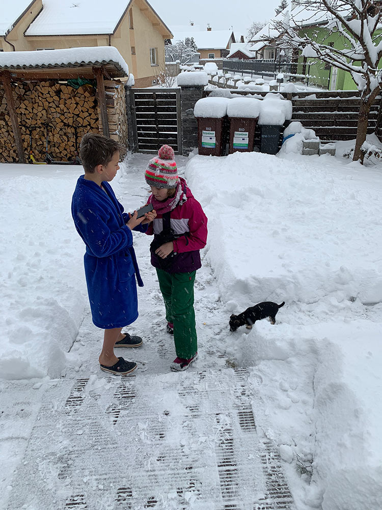Aj deti sa tešili sniežiku